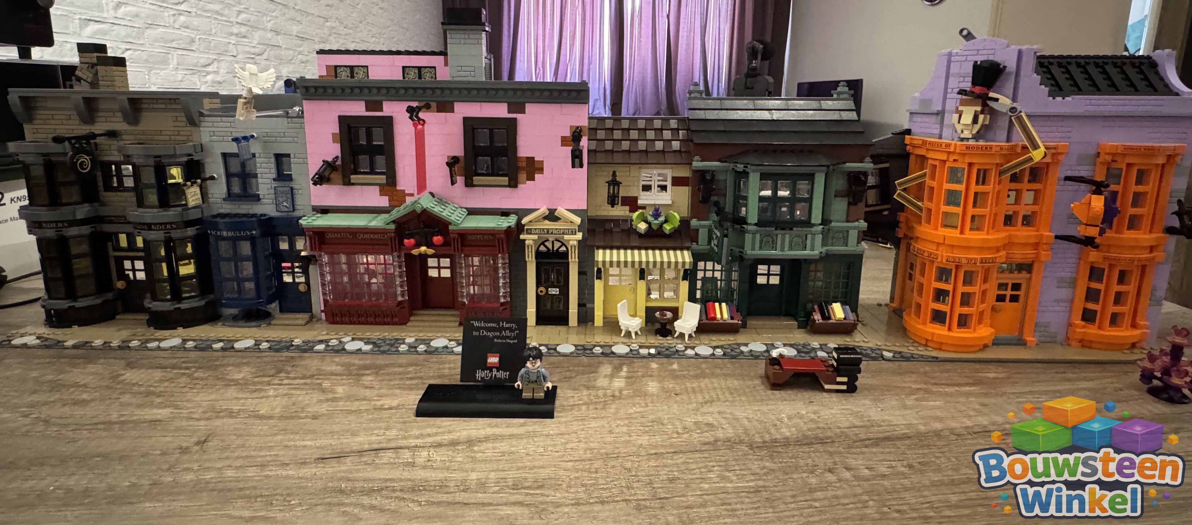 LEGO Harry Potter De Wegisweg - 75978, gebouwd en ingestuurd door een huurder van Bouwsteenwinkel