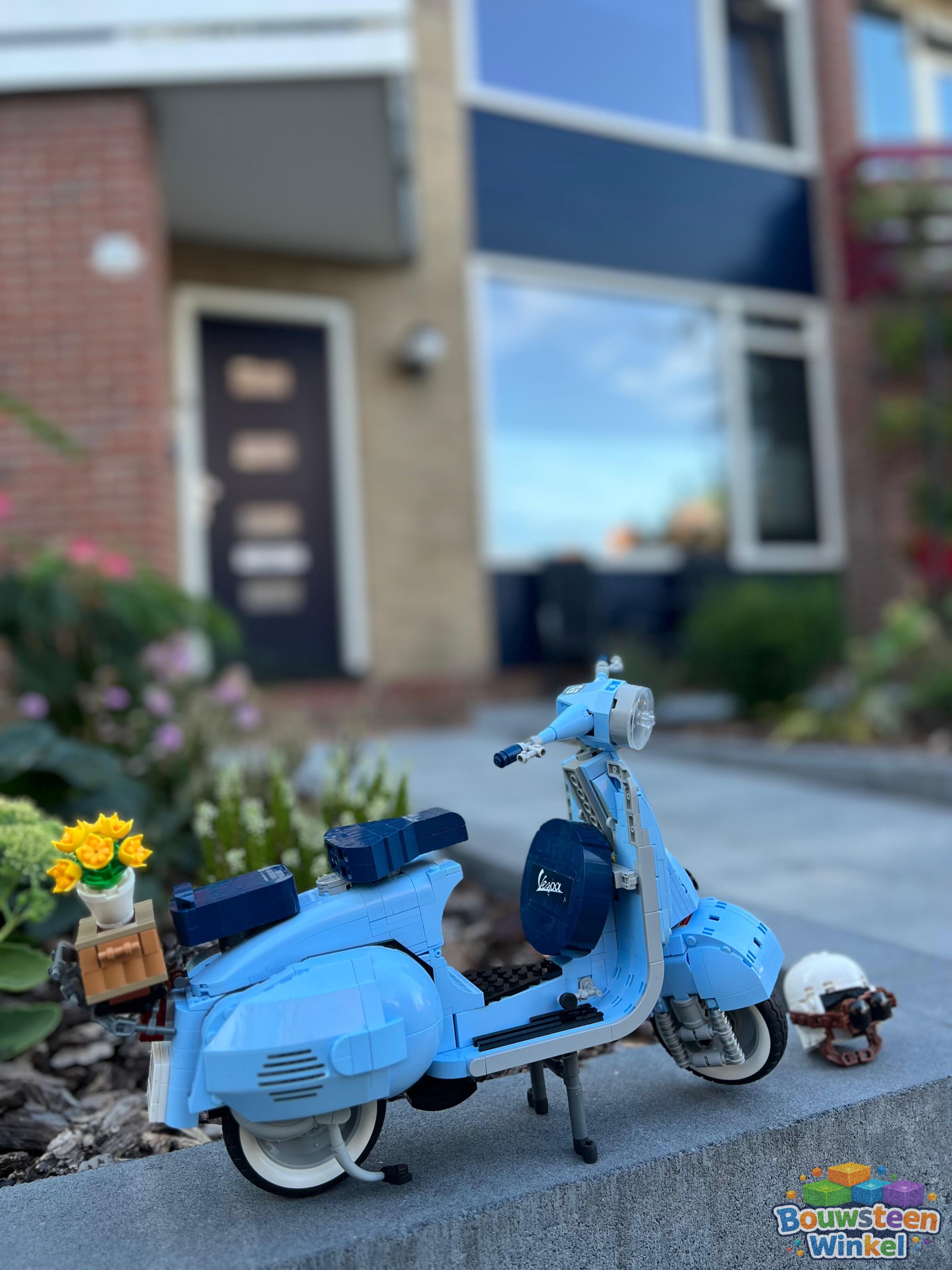 LEGO Creator Expert Vespa 125 - 10298, gebouwd en ingestuurd door een huurder van Bouwsteenwinkel