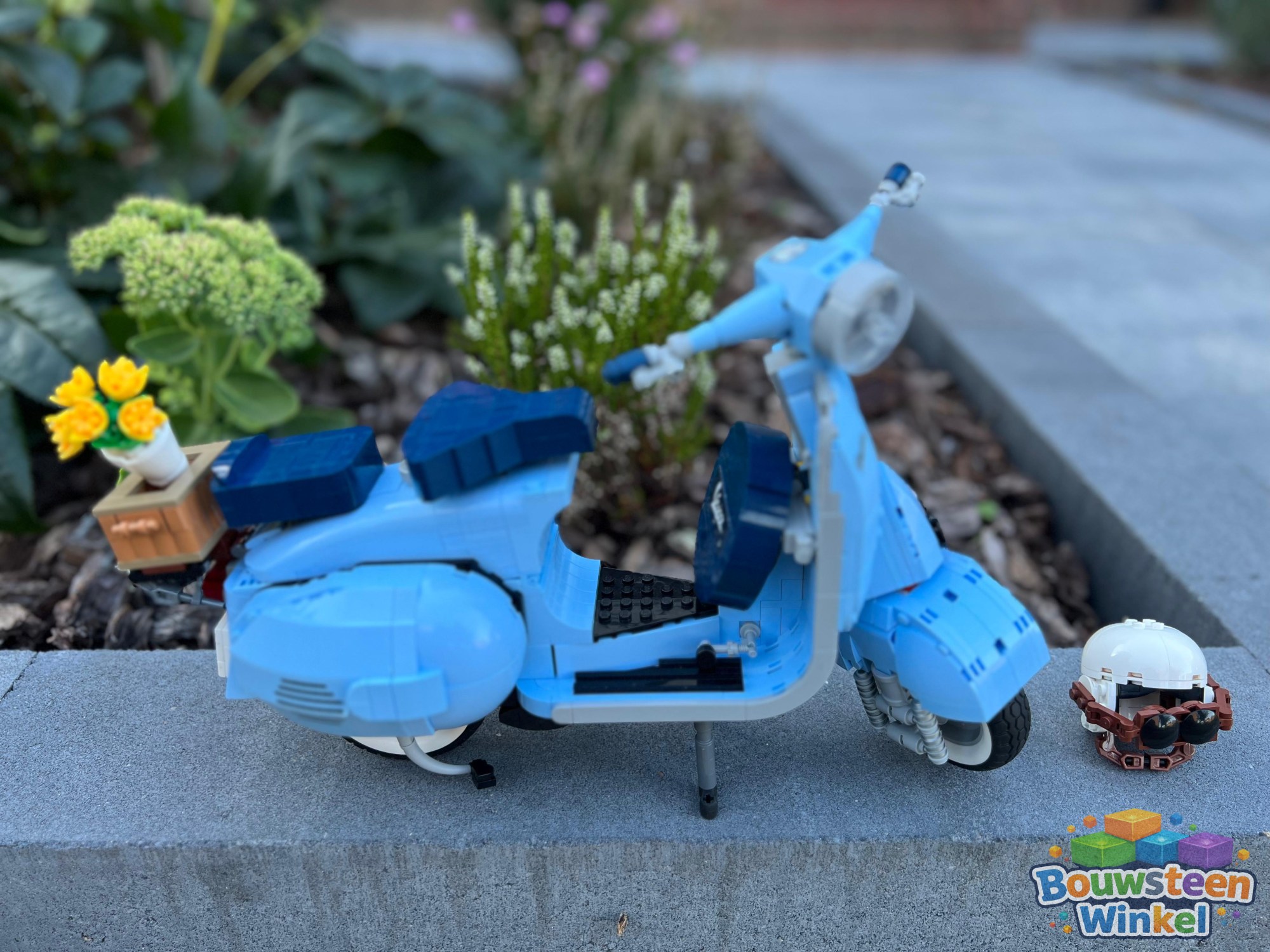 LEGO Creator Expert Vespa 125 - 10298, gebouwd en ingestuurd door een huurder van Bouwsteenwinkel