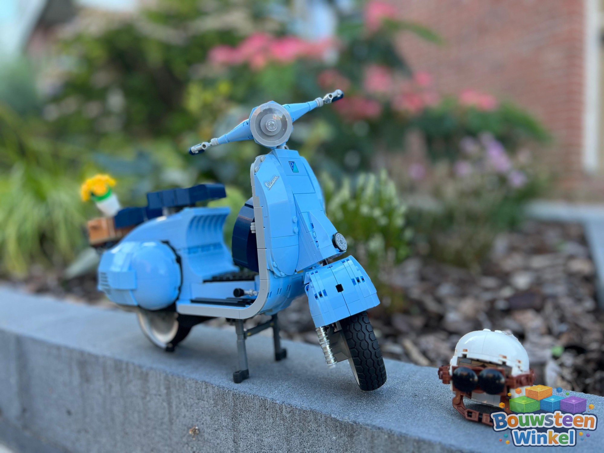 LEGO Creator Expert Vespa 125 - 10298, gebouwd en ingestuurd door een huurder van Bouwsteenwinkel