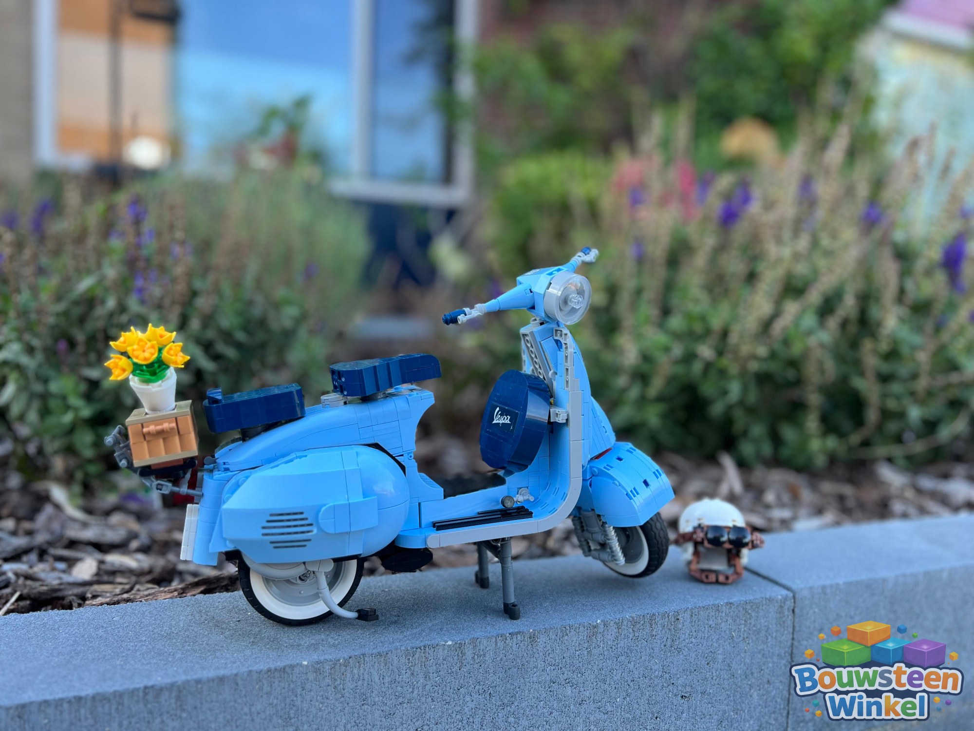LEGO Creator Expert Vespa 125 - 10298, gebouwd en ingestuurd door een huurder van Bouwsteenwinkel