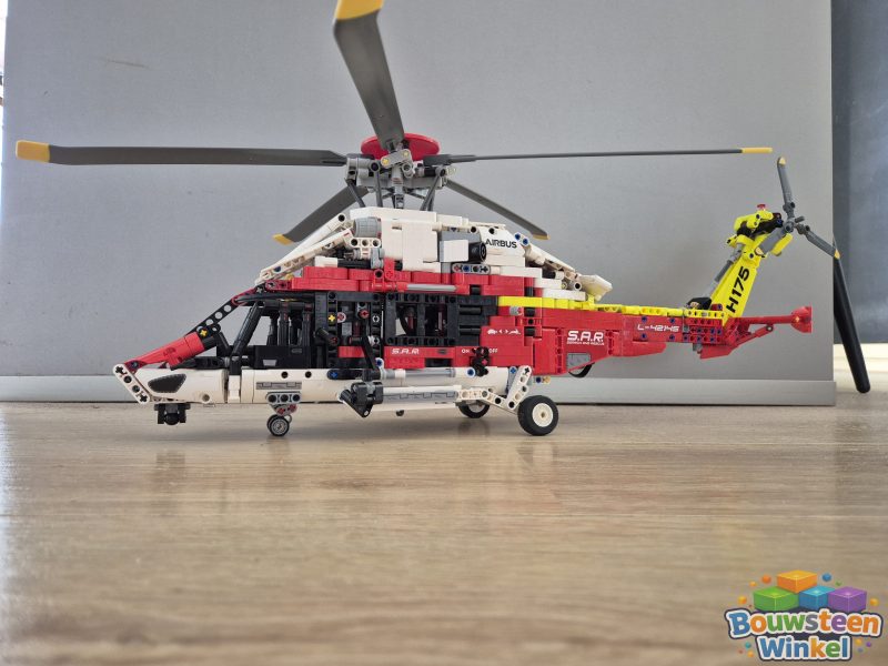 LEGO Technic Airbus H175 Reddingshelikopter - 42145 gebouwd door klant — Technic
