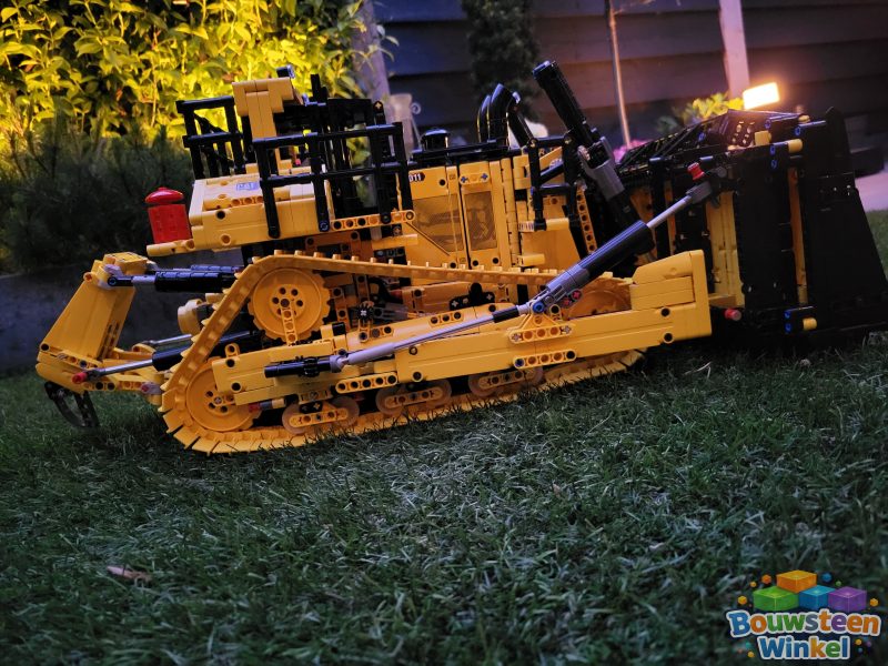 LEGO Technic Cat D11 Buldozer met app-besturing - 42131 gebouwd door klant — Technic