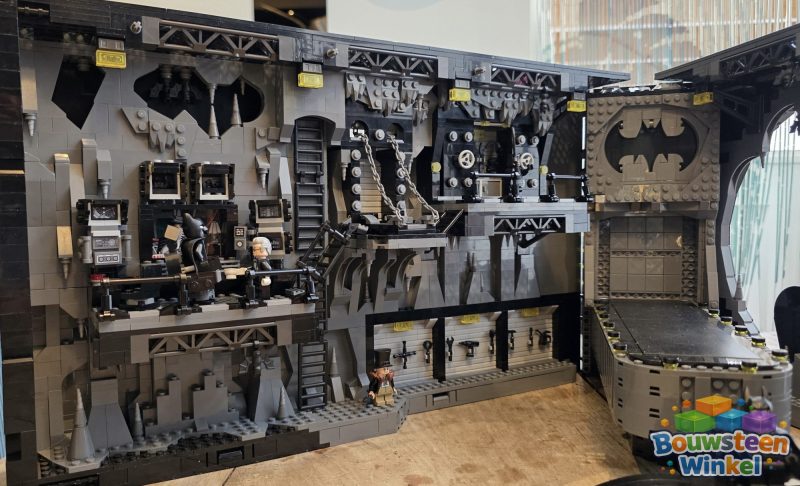LEGO Super Heroes Batcave - shadowbox - 76252 gebouwd door klant — Marvel / DC