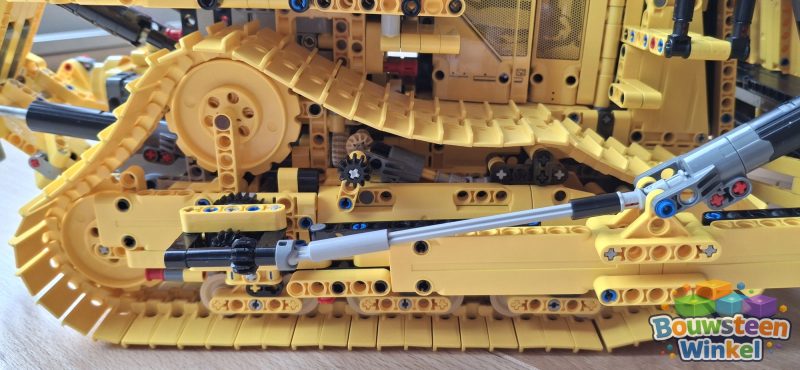 LEGO Technic Cat D11 Buldozer met app-besturing - 42131 gebouwd door klant — Technic