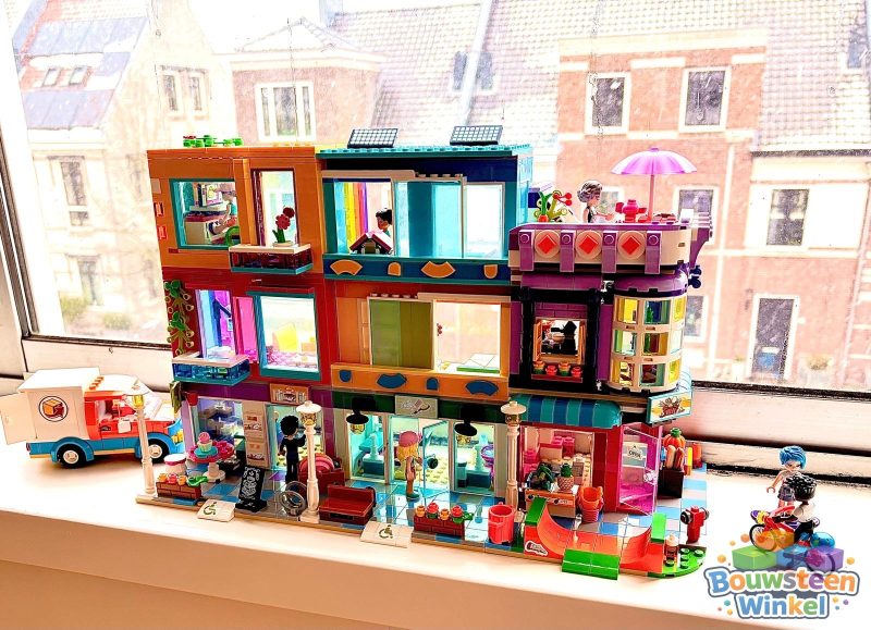 LEGO Friend Hoofdstraatgebouw - 41704 gebouwd door klant — Friends
