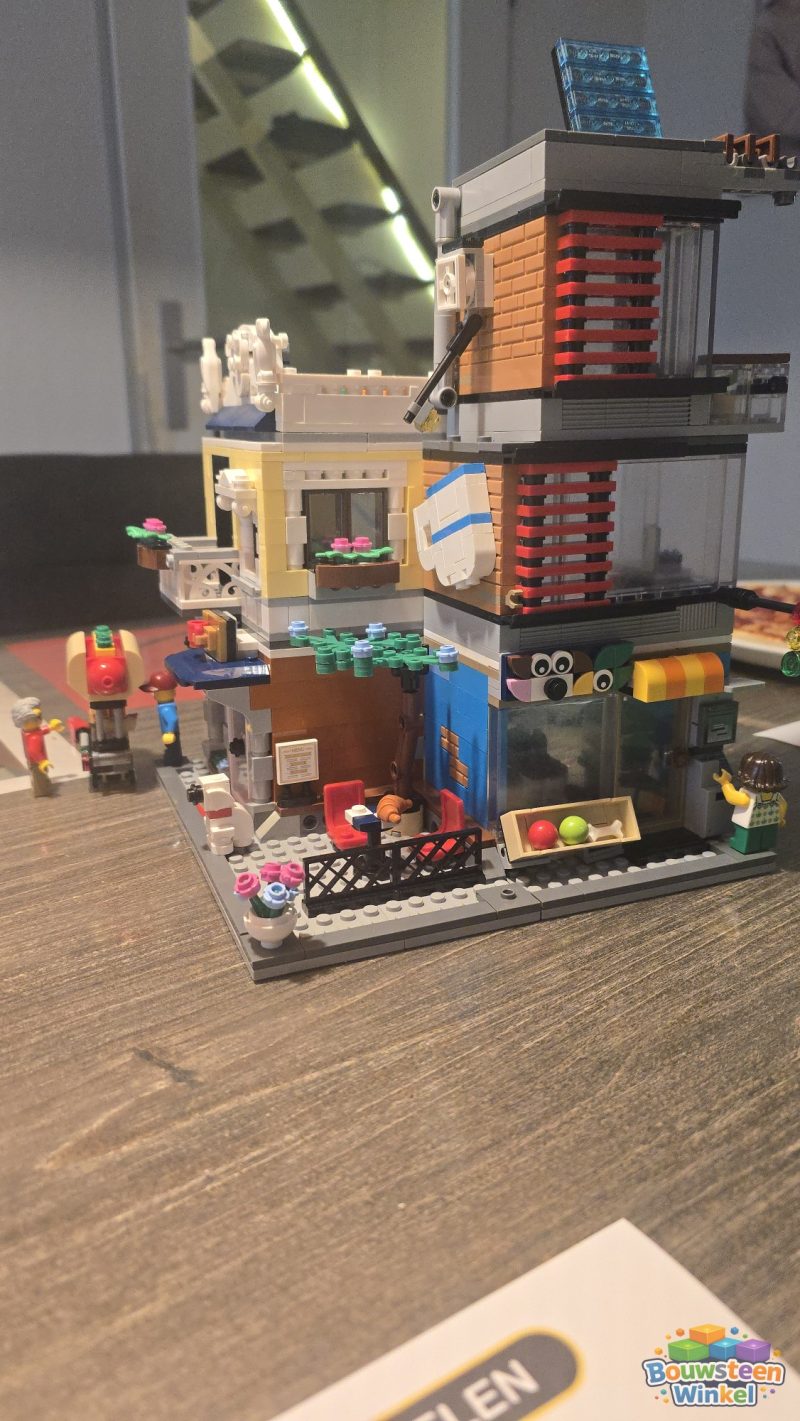 LEGO Creator Woonhuis, Dierenwinkel en Cafe - 31097C gebouwd door klant — Creator
